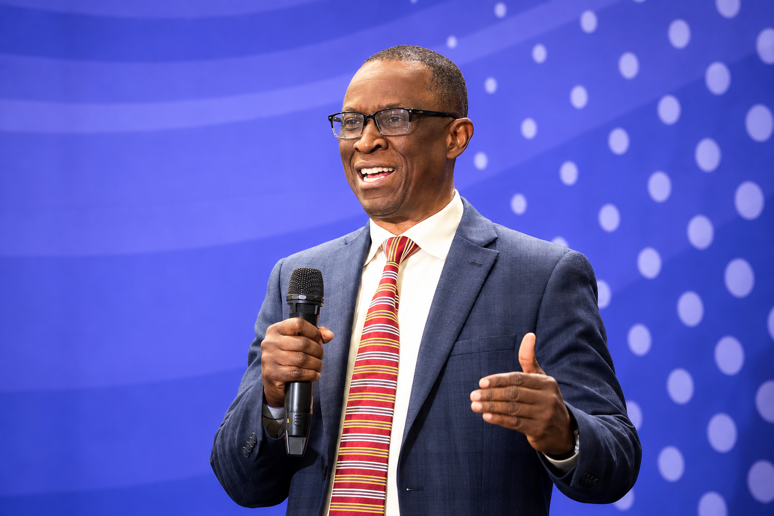 Illens Dort speaking on stage at a professional event